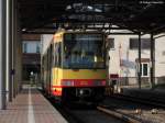 Wagen 812 sonnt sich im goldenen Abendlicht des 22.03.2011 in Menzingen und wartet auf seine Abfahrt nach Karlsruhe Hbf.  Bis zur Abfahrt muss er noch auf eine S-Bahn aus Karlsruhe warten.