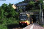 Wagen 919 mit Werbung  mobility 4u - deine ganz persnlich Freiheit  und ein weiterer Wagen beim Halt in Gausbach am 08.05.2011.