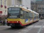 Tw 883 am 06.08.2011 als S4 von Karlsruhe nach Heilbronn. Er fhrt nun den Bf Karlsruhe Marktplatz (Pyramide) ein. Das Rollband links ist wohl hinne...