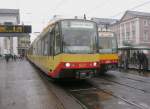 Was fr ein schlechtes Wetter zum Jahresbeginn! Aber Tw 921 mit Tw 802 und rechts der Sonder-Lack-Tw 856 macht das nichts aus. Tw 856 bediente die S4 als Eilzug von Heilbronn/hringen nach Karlsruhe Hbf (Nchster Halt: Karlsruhe Ettlinger Tor/Staatstheater) und Tw 921 mit Tw 802 kam aus dem ortenauischen Achern um dann Richtung Tullastrae aufzubrechen (Nchster Halt: Karlsruhe Marktplatz (Kaiserstrae). Ort des Geschehens war der Marktplatz Karlsruhe an der Haltestelle Karlsruhe Marktplatz (Pyramide) und das Datum war der 02.01.2012.