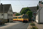 Auf der falschen Seite -    Eine Stadtbahn der Linie S1 kommt in Linkenheim um die Kurve und den Autos auf ihrer Fahrspur entgegen.