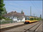 Zweisystem-Stadtbahnwagen 886 steht am 03.05.2006 am Haltepunkt Karlsruhe-Maxau bei der Rheinbrcke als S5 mit Ziel Wrth am Rhein.