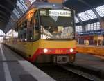 Ein schner Sonntagabend am 25.09.2011 im Hbf Karlsruhe. Tw 844 und hinten dran Tw 832 fuhren als S32 von Bruchsal-Menzingen nach Baden-Baden gegen die tiefstehende Sonne. Rechts im Bild sieht man noch einen Dosto-Wagen.