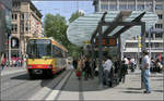 Das Dach, sein Schatten und die Bahn -

Haltestelle Europaplatz in der Karlsruher Innenstadt. 

24.05.2006 (M)