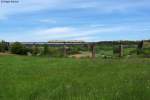 Eine S-Bahn Karlsruhe passiert auf der Fahrt nach Eutingen (Gu) den Kbelbachviadukt. Aufgenommen am 17.05.2012 in Aach bei Dornstetten.