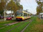 Tw 872 war am 29.10.2012 als Eilzug der Linie S4 unterwegs zum Karlsruher Hbf., musste aber baustellenbedingt die Umleitung ber die neue Sdostbahn nehmen.
In Krze wird er die Haltestelle Ostendstrae durchfahren.