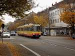 Die eigentlich als Betriebsstrecke genutzte Trasse in der Baumeisterstrae, erfhrt seit 12.09.2012 Linienverkehr in Form der Linie 6. Durch die Baustellenbedingte Sperrung des Durlchaer Tor mussten jedoch die S2, S4, S41, S5 und Tram 1 umgeleitet werden. Auf der Linie S5 ist am herbstlich geprgten 29.10.2012 Tw 830 unterwegs nach Knielingen.