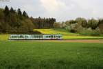 Seitlich 90-Grad-Ansicht auf den AVG-Triebwagen 880  Rizzibahn  vor frhlingshafter Kulisse bei Mnzesheim. Aufgenommen am 04.04.2014.