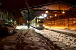 Am Morgen, des 28.12.2014 um 06:01 Uhr stand Tw 571 zusammen mit Tw 504 abfahrbereit im verschneiten Bahnhof Bad Herrenalb. 4 Minuten später machten sich beide pünktlich als S 30065 (RHLB - RKNEK) auf den Weg in Richtung Rheinebene. Zum Aufnahmezeitpunkt hatte es -3,0 °C und 16 cm Neuschnee.