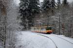 Am 29.12.2014 kam Tw 575 als S 20029 (RITBR - RKNEK) in der verschneiten Kurve beim Reichenbacher Kurpark den Berg herab.