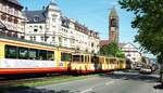 AVG Albtalbahn und VBK__Linie 1 nach Durlach mit BTw 145 begegnet Stadtbahnzug in der Durlacher Allee / Ecke Rudolfstr. wo heute zwischen den Gleisen die Rampe zur Tiefbahn hinunterf�hrt.__31-05-1994