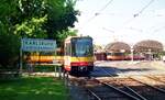 AVG Albtalbahn__Der Albtalbhf. in Karlsruhe mit der Halle von 1988. Seit 2015 wird der Albtalbahnhof unter der Betriebsform BOStrab betrieben, der Betriebsformwechsel zur EBO wurde zu den s�dlichen Ausfahrsignalen verlegt [Quelle: wikipedia].__31-05-1994