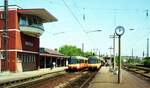 AVG Albtalbahn__Bhf. Bretten mit Tw 805 als S4 nach Karlsruhe Hbf. und Tw 807 als S4 nach Bretten-G�lshausen, beide GT8-100C/2S; 1991 DUEWAG.__31-05-1994