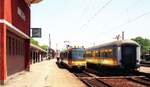 AVG Albtalbahn__Bhf. Bretten mit Tw 803 [GT8-100C/2S; 1991 DUEWAG/ABB; +2022]  als S4 nach Karlsruhe Hbf neben Silberling NV-Zug.__31-05-1994