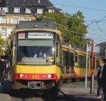 Tw 892 und der hintere Tw 906 am 10.10.2010 als S41 von Karlsruhe nach Freudenstadt Hbf bei der Einfahrt in den Vorplatz vom Hauptbahnhof Karlsruhe.