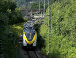 Ein bisschen Sonnenlicht - 

fällt auf Coradia Continental 2 1440 179 kurz vor der Einfahrt in den Bahnhof Feldberg-Bärental. Der Zug ist in Richtung Titisee unterwegs. 

11.07.2025 (M)