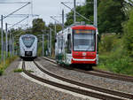 Wagen 433 der Chemnitzbahn trifft auf 1440 206 der MRB, so gesehen Ende September 2020 in der Nähe des sächsischen Eisenbahnmuseums in Chemnitz-Hilbersdorf.