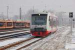 Auf Dienstfahrt rauscht City-Bahn Chemnitz VT512 am 06.02.2012 durch Glauchau(Sachs.)