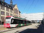 Chemnitz, 9.2.2023, Platz vor dem Hauptbahnhof.
Bei einem Zwischenstop fuhr mir dieser Triebwagen Typ Citylink von Stadler durchs Bild. Ziel war Mittweida an der DB-Kursbuchstrecke 520. Er ist noch auf den Gleisen der Straßenbahn und wird sogleich in die hinten sichtbare Halle des Chemnitzer Hauptbahnhofes einfahren. Diese Fahrzeuge wurden im Rahmen des sog. Chemnitzer Modells beschafft. Dies sieht vor, das Reisende von außerhalb über DB-Strecken kommend ohne Umsteigen ins Stadtzentrum fahren können, ähnlich wie beim Karlsruher Modell. Dem entgegen kam, dass die hiesige Stassenbahn in den letzten Jahrzehnten auf Normalspur umgestellt worden war.
Im Unterschied zu den Karlsruher Wagen hat der abgebildete Chemnitzer Wagen der ersten Generation für die Benutzung der DB -Strecken ein Dieselaggregat an Bord.

Wagenummer 95 80 0690 431-1 D-CB