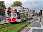 Chemnitz Annenstrasse am 6.10.2025: Tram 345 der Linie C 14 fährt um 17.30 Uhr in die Haltestelle ein.