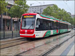 Tram 433 der Linie C 13 fährt hier am 6.10.2025 um 15.57 Uhr in die Haltestelle Chemnitz, Theaterplatz ein.