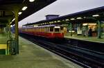 Sehr unheimlich war für mich der Bahnhof Wannsee 1988. Es rasten oft russische Züge durch und ein Unwohlsein ergriff uns. Hier wartet eine S-Bahn der früheren DR-Baureihe ET 165
Datum: 02.02.1988