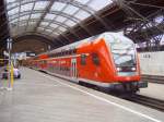 Ziemlich neu und abfahrbereit steht eine Doppelstock S-Bahngarnitur im Leipziger Hauptbahnhof am 26.08.2006