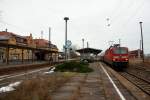 143 871 steht am Nachmittag des 31.01.09 mit einer S2 nach Leipzig Hbf im Bahnhof Borna bereit.