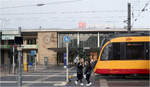 Auch vor dem Bahnhof halten Züge - 

Seit Inbetriebnahme der Innenstadtstrecke der Stadtbahn halten auch auf der Stadtseite des Heilbronner Hauptbahnhofes Bahnfahrzeuge. Der Bahnhofsvorplatz ist mit Wechselstrom überspannt.

Das Bahnhofsgebäude in Heilbronn ist meiner Meinung nach ein schönes Besipiel der Architektursprache der 1950iger Jahre.

03.11.2022 (M)