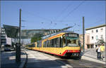 Vor dem Hauptbahnhof -

Stadtbahn Heilbronn: Die Haltestelle Hauptbahnhof liegt auf dem Bahnhofsvorplatz. Auf der westlichen Seite schwenken die Gleise auf die DB-Anlagen ein. Die Systemwechselstelle liegt auf der östlichen Seite zwischen dem Hauptbahnhof und der Haltestelle Neckarturm am Kurt-Schumacher-Platz. Eröffnet wurde der erste Innenstadtabschnitt bis zur Harmonie am 21. Juli 2001. 

30.08.2005 (M)