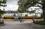 Von der Seite eine gute Figur -    Recht elegant wirkt der neue Stadtbahnwagen Bombardier ET 2010 in der Seitenansicht, hier am Bahnsteig der Station Harmonie in Fahrtrichtung Norden.