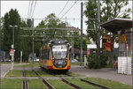 Auf Rasenbahnörper durchs Industriegebiet -    Nach Unterquerung fährt die Stadtbahn auf grüner Trasse durch das Industriegebiet Neckar im Norden von Heilbronn.