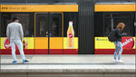 Bahn, Werbung, Menschen -    Impression der Stadtbahn Heilbronn, gesehen am Hauptbahnhof.