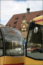 Mit der Stadtbahn ins Herz der Stadt -    Die Stadtbahn Heilbronn fährt mitten durch die Innenstadt von Heilbronn und hält am Marktplatz mit dem historischen Rathaus.