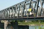 OSB VT 512  Oppenau  und VT 513  Stadt Achern  auf der Eisenbahnbrcke zwischen Kehl und Starssbourg am 12.5.2008.