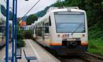 Reflection die TW 523 von Ortenau S-Bahn bei Ausfahrt von Bf Wolfach am 05.08 2010.