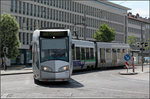 Abbiegevorgang -    Eine RegioTram biegt in Kassel am Scheidemannplatz in Richtung Hauptbahnhof ab.