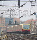 Nummer 65 der Berliner S-Bahn hat als S7 (Potsdam Hbf - Ahrensfelde) die Steigung fastüberwunden und erreicht den Berliner Hauptbahnhof.