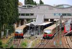 Zwei BR 481-Doppeltraktionen der S-Bahn Berlin als S7 von Ahrensfelde (S) stehen in ihrem Startbahnhof Potsdam Hbf auf Gleis 6 und 7.