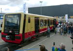 Die BR 484 war einer der stärksten Publikumsmagneten der Innotrans in Berlin. Als ich gegen 10:00 eintraf, konnte man sie noch ohne Probleme betreten. Gegen 12:00 waren die Warteschlangen fast so lang wie der Halbzug. Dieser ist übrigens durchgängig begehbar und klimatisiert. Erster Einsatz soll ab 2021, je nach Quelle, die Ringbahn oder die S47 nach Spindlersfeld sein. 22.9.2018