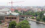 Vom Kuppelrundgang des Berliner Doms bietet sich dieser Ausblick auf die Stadtbahn.