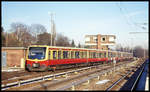 S Bahn Berlin 481272 der S 1 nach Oranienburg fährt hier am 5.1.2002 um 13.56 Uhr in Berlin Wannsee ein.