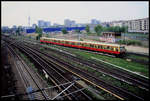 Ein S Bahn Zug der Baureihe 485 ist hier am 8.5.2006 nahe dem alten Bahnhof Warschauer Straße in Berlin unterwegs.