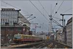 S9 nach Spandau fährt in Berlin Friedrichstrasse ein. Im Hintergrund der von der DDR erbaute Fernsehturm beim Bahnhof Alexanderplatz. (18.11.2019)