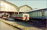 Ein S-Bahn Zug der Baureihe 476 verlässt als S5 den Bahnhof Berlin Friedrichstraße; damals war die Berliner Stadtbahn (Fernbahngeleise) noch nicht elektrifiziert.