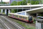 S -Bahn Berlin BR483 /484, hier auf einer Betriebsfahrt, kurz nach dem Verlassen des Bahnhofs 'Heidelberger Platz'. Berlin im Mai 2020.