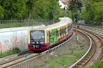 S -Bahn Berlin  BR 484 00?/ 483 mit verschiedenen Slogan's, wie z.b. ''Ich bin's -Deine Neue''. Hier während einer Betriebsfahrt und kurz vor der Einfahrt in den Bahnhof 'Heidelberger Platz'. Berlin im Mai 2020.