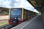 Weiterhin Testfahrten jetzt im Dauereinsatz auf dem noch nicht in Betrieb genommenen Teilstück ab Bf. Flughafen Berlin Schönefeld (alt) Richtung BER Flughafen (neu) mit der neuen Stadler S-Bahn BR 484/483 der Berlin S-Bahn, im Bild der Triebkopf von 483 002 A am 12.05.20 