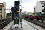 Da ich das niedrige, auf dem Bahnsteig stehende Lichtsignal interessant fand wurde es zusammen mit der einfahrenden S5 nach Strausberg Nord im Bahnhof von Berlin Friedrichstraße am 01.07.2020 fotografiert.