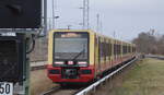 Berliner S-bahn mit der Linie S45 und vorneweg dem Halbzug 484 006 A zusammen mit einem Viertelzug der BR 483 am 15.01.22 Einfahrt S-Bhf.